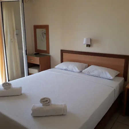 Vourvourou Hotel ブアブロウ